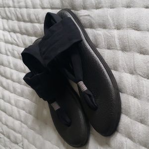 Black Sanuk sandals size 7